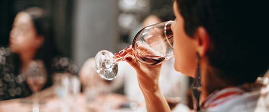 Les femmes sont bien meilleures en dégustation de vins que les hommes